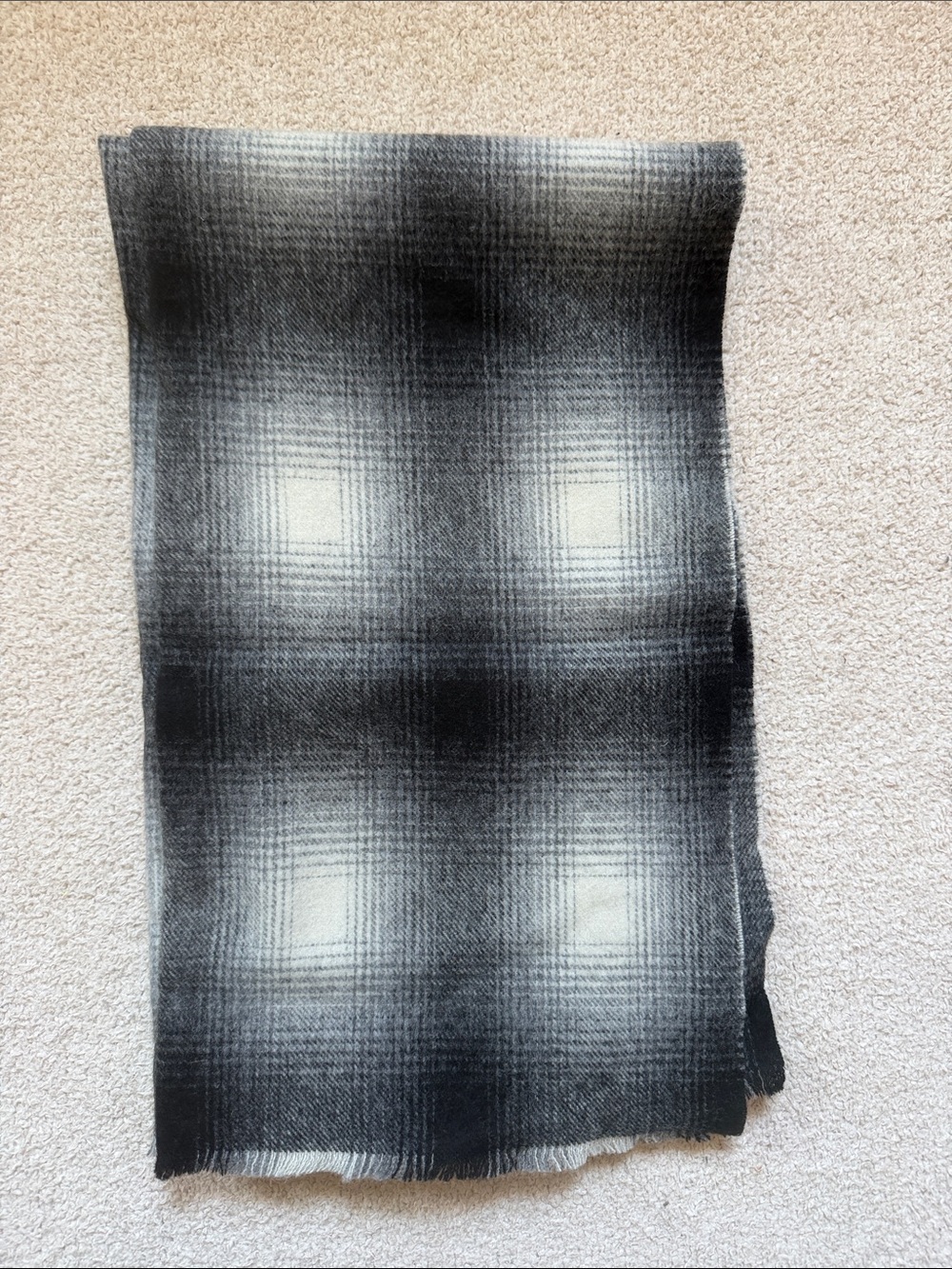 NWT Banana Republic Neutral Plaid Scarf black/grey